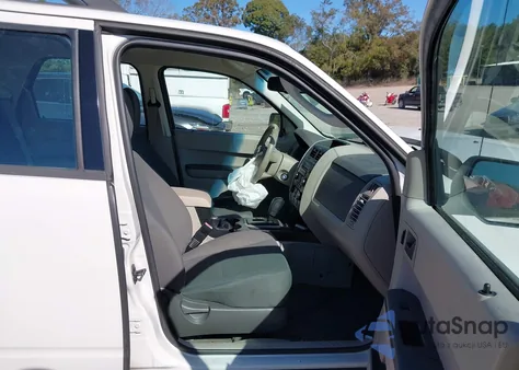 2011 Ford Escape Xls z USA, uszkodzony, nr VIN 1FMCU0C72BKC47968